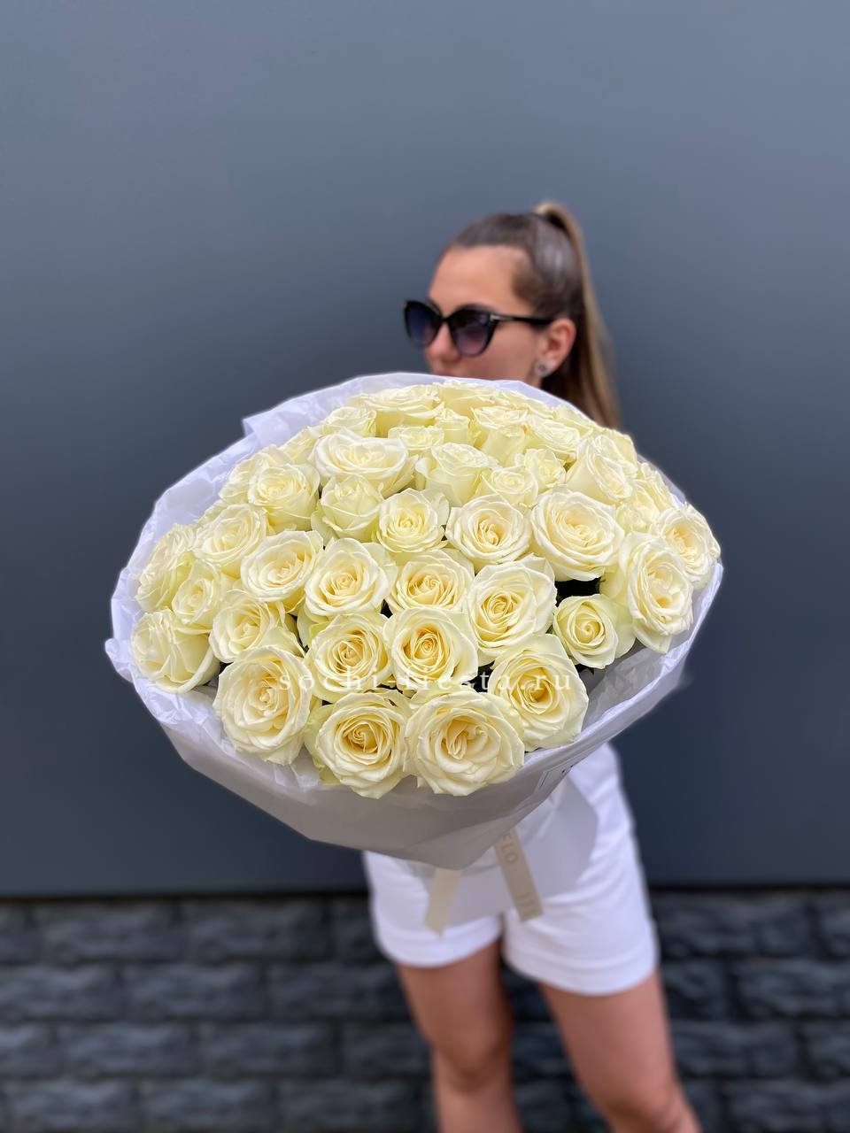 51 белая роза  в Москве