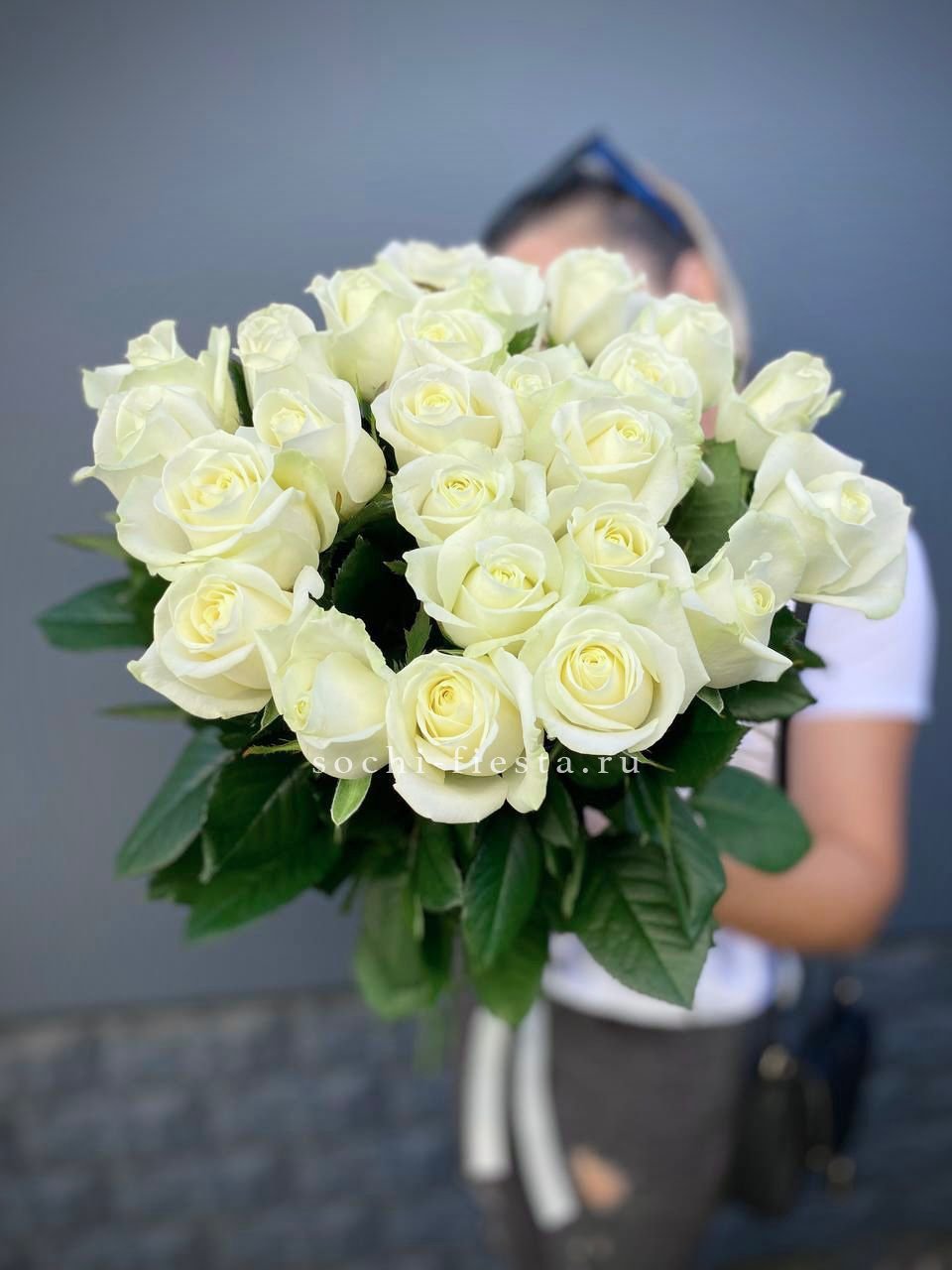 Голландские розы White 25 с доставкой в Москве