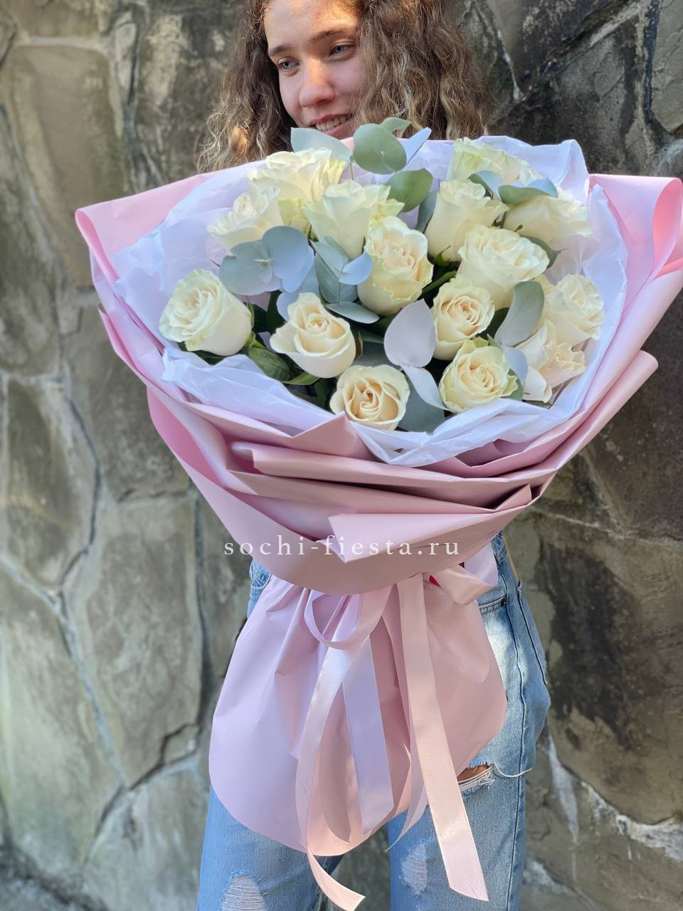 Белые розы в авторском оформлении в Москве