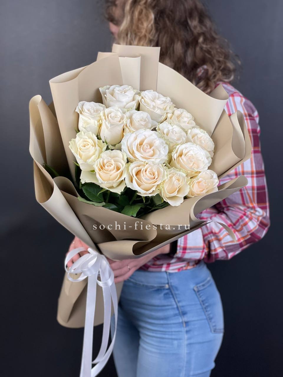 15 белых роз Coffee с доставкой в Москве