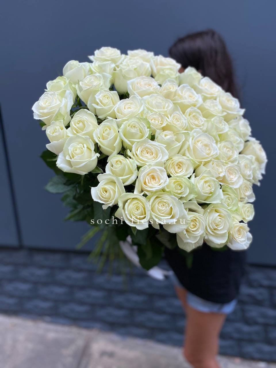 51 белоснежная высокая роза с доставкой в Москве