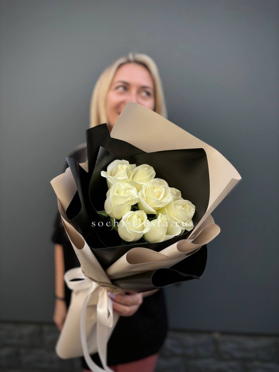7 белых роз Иммерсив в Москве