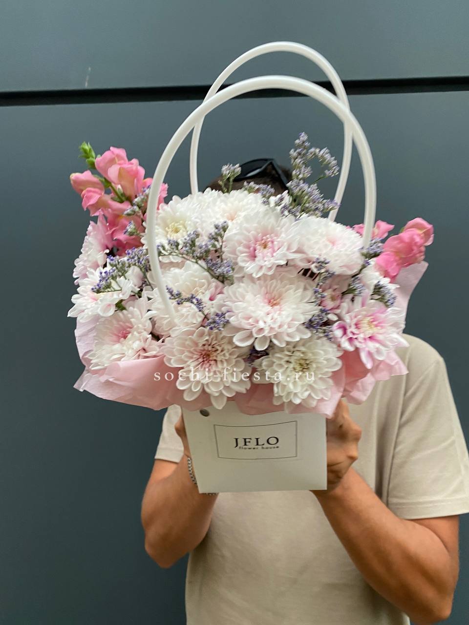 Сумочка из стойких цветов  в Москве