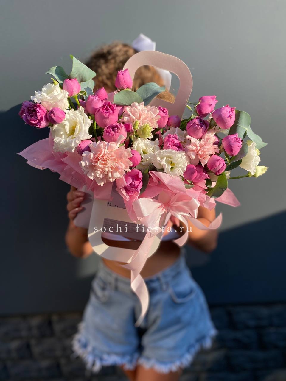 Сумочка с кустовой розой и диантусами в Москве