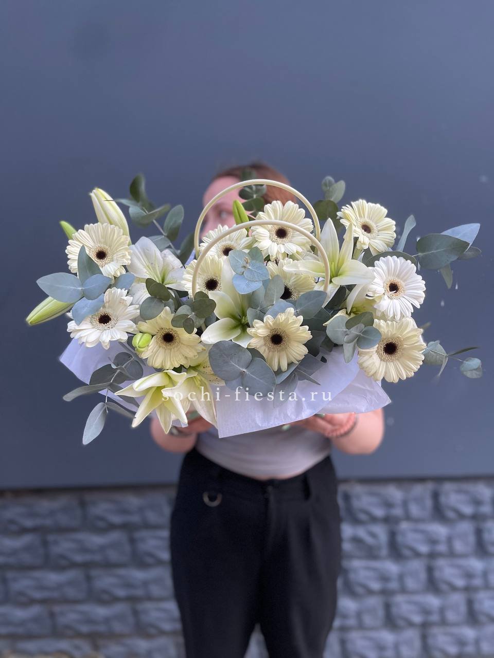 Сумочка лилии и герберы в Москве