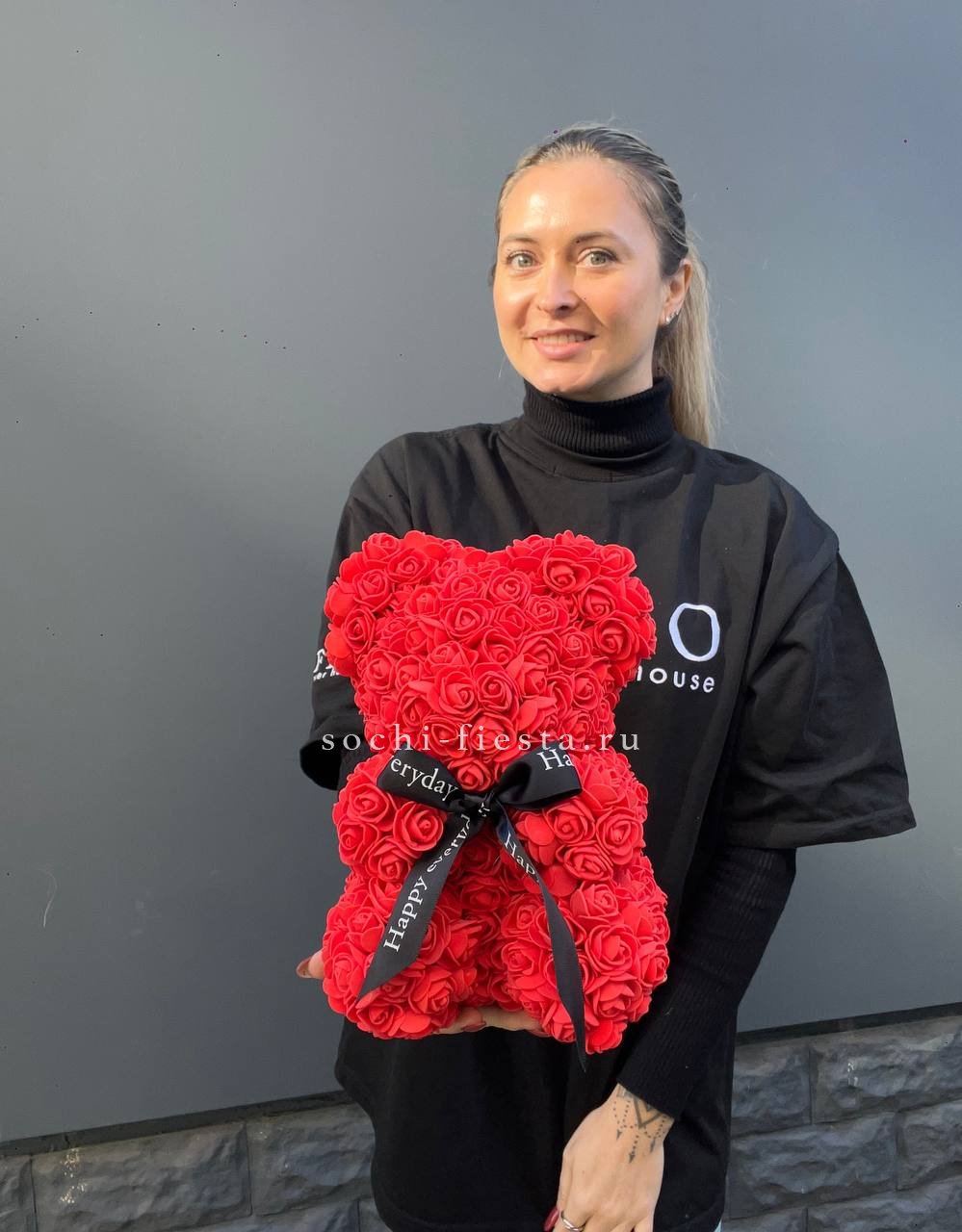 Медведь из роз красный в Москве