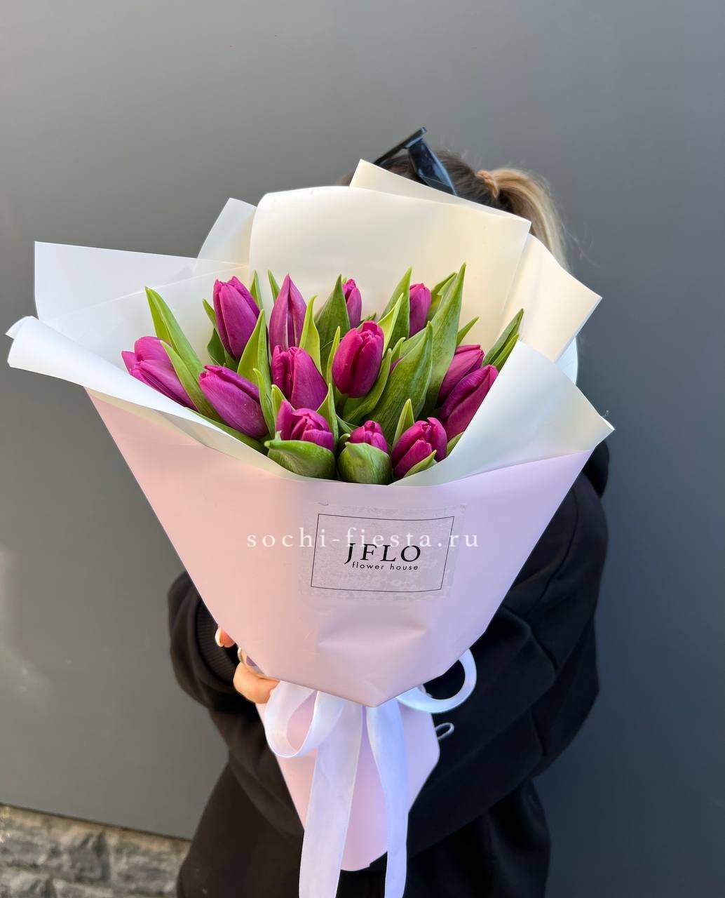 15 пурпурных тюльпанов в Москве
