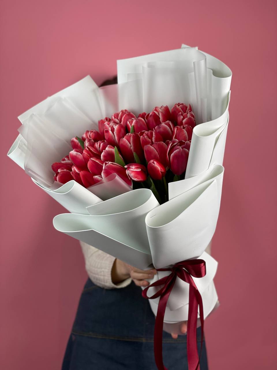 Букет красных тюльпанов в Москве
