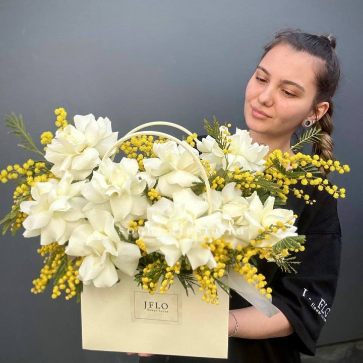 Французские Розы и мимоза  в сумочке  в Москве