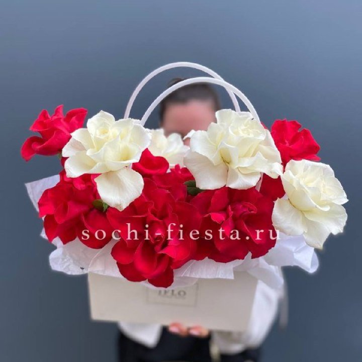 Сумочка  красных и белых роз в Москве