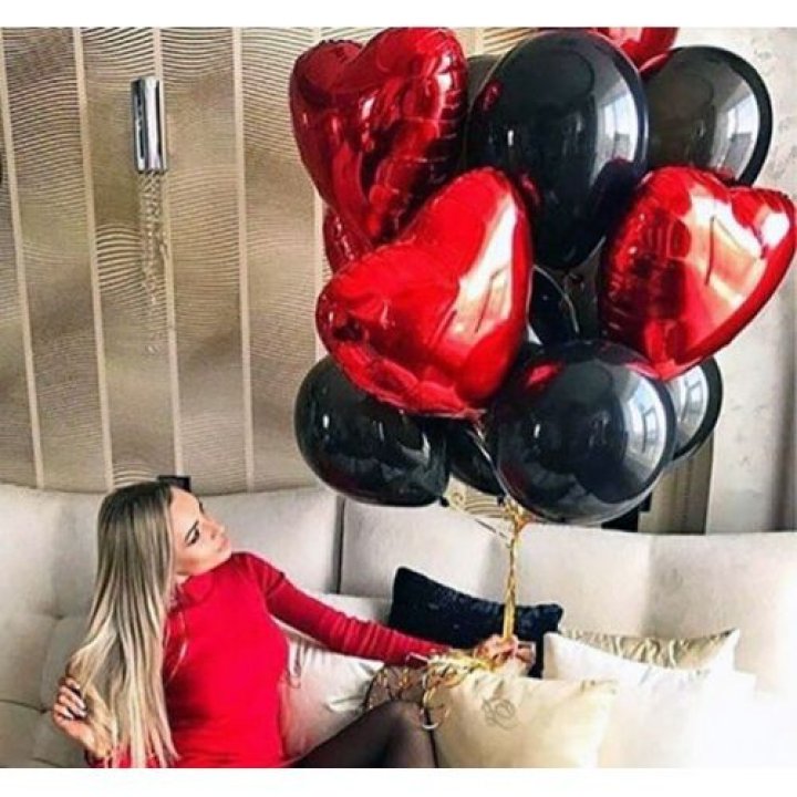 Фонтан из красных сердец с чёрными шарами  в Москве