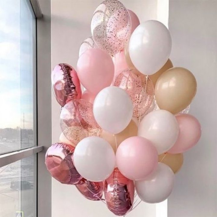 Фонтан шаров розового и белого цветов в Москве