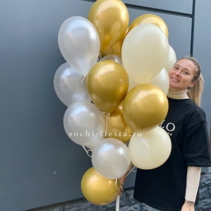 Облако шаров из белого и золотого оттенков в Москве