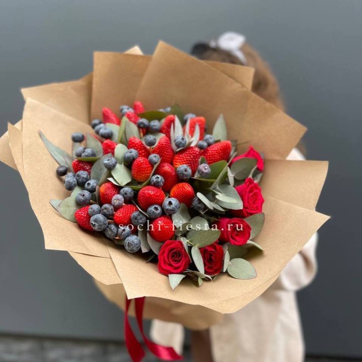 Клубника и голубика с цветами в Москве