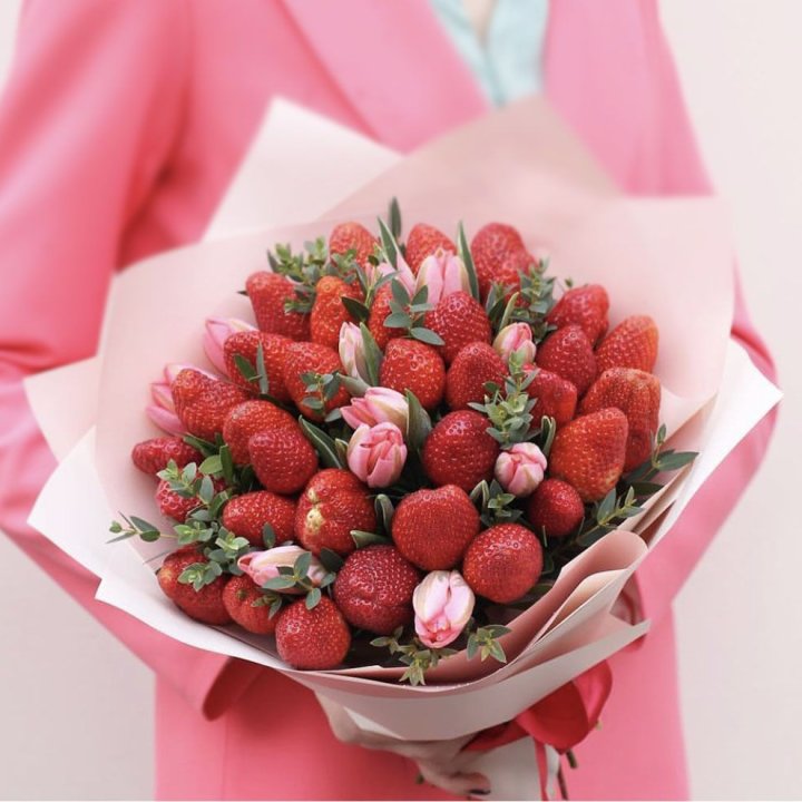 Тюльпаны и клубника в Москве