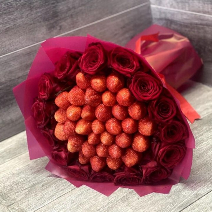 Клубничный букет с розами в Москве