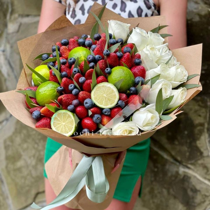 Ягодно-цитрусовый букет с розами в Москве