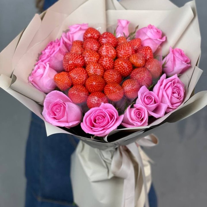 Клубника и розы в Москве