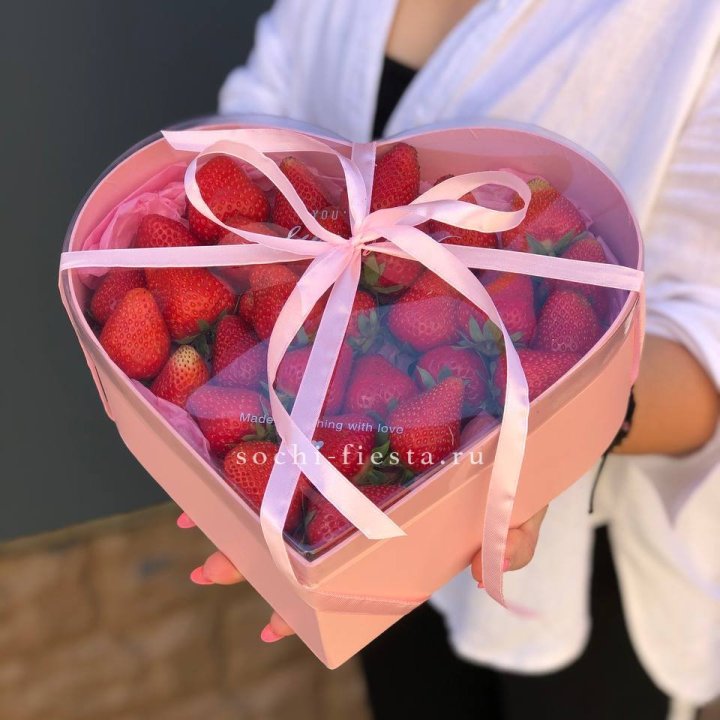 Коробочка сердце  с клубникой в Москве