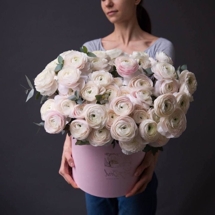 Бокс с ранункулюсами в Москве