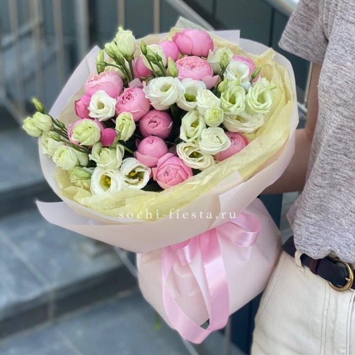 Букет кустовых роз с эустомой в Москве