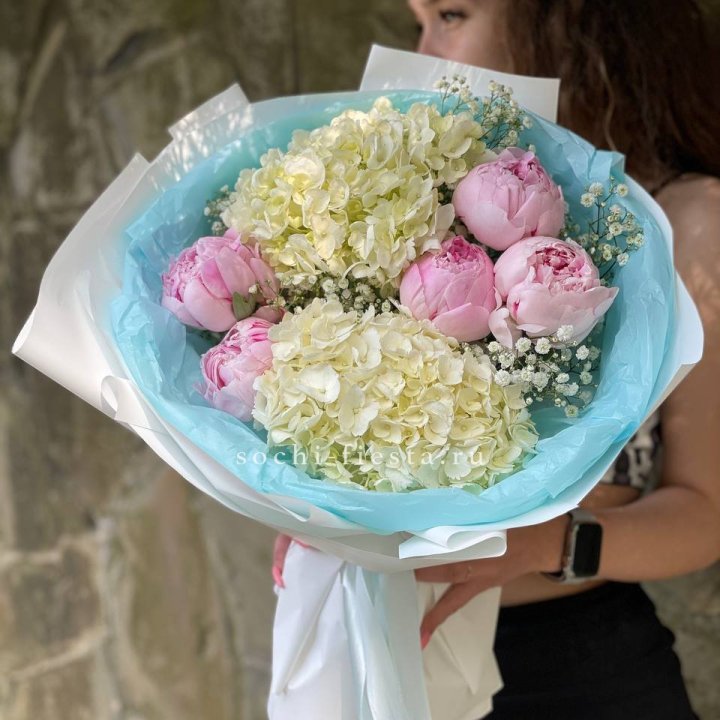 Букет с пионами "Блюсом" в Москве