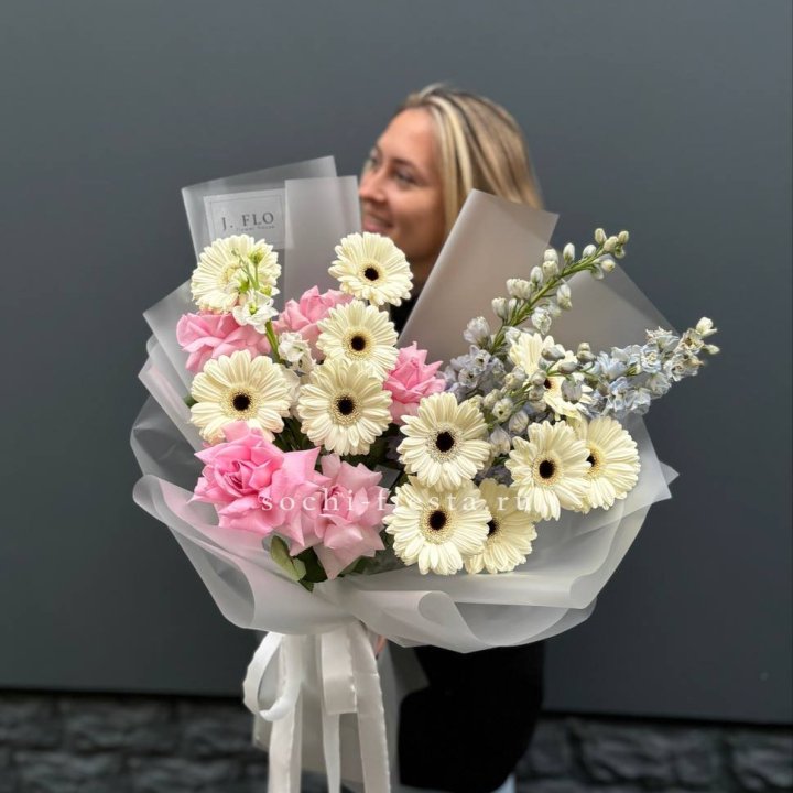 Букет роз и гербер в Москве