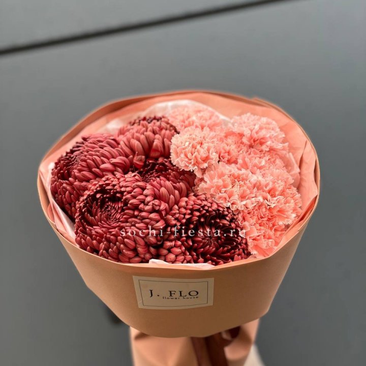 Букет хризантем и диантусов  в Москве