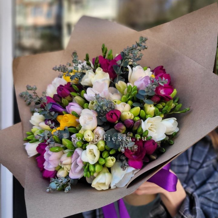 Букет фрезий "Радуга" в Москве