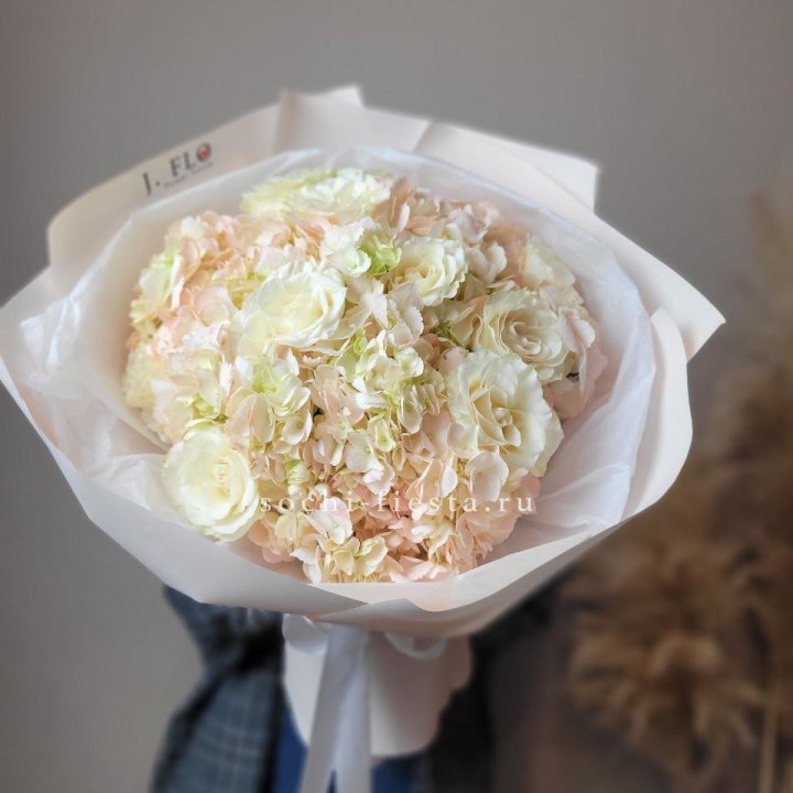  Букет гортензии и роз  в Москве