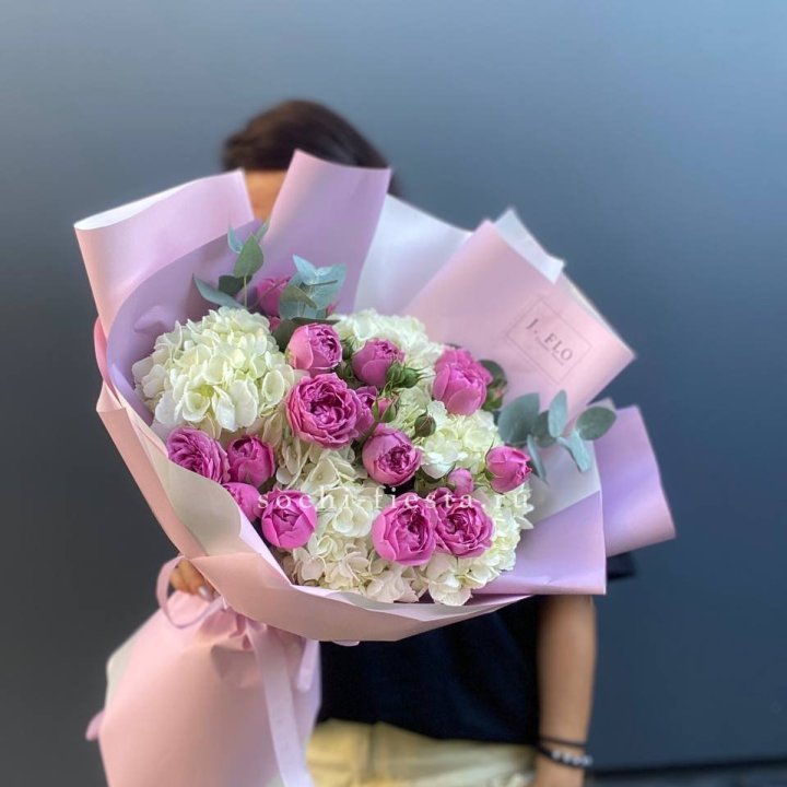 Букет белых гортензий и пионовидных роз  в Москве