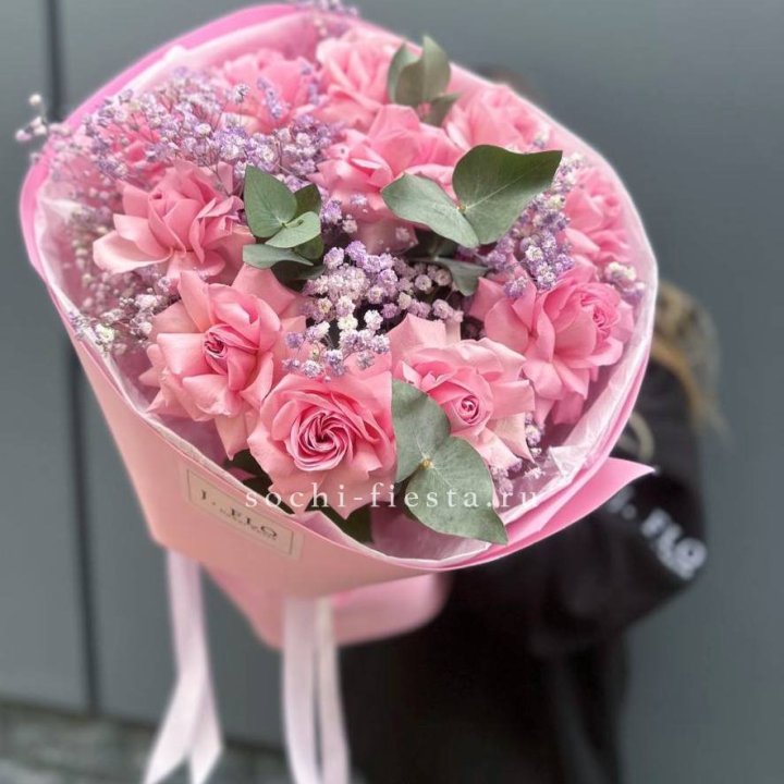 Розовые французские розы с гипсофилой в Москве
