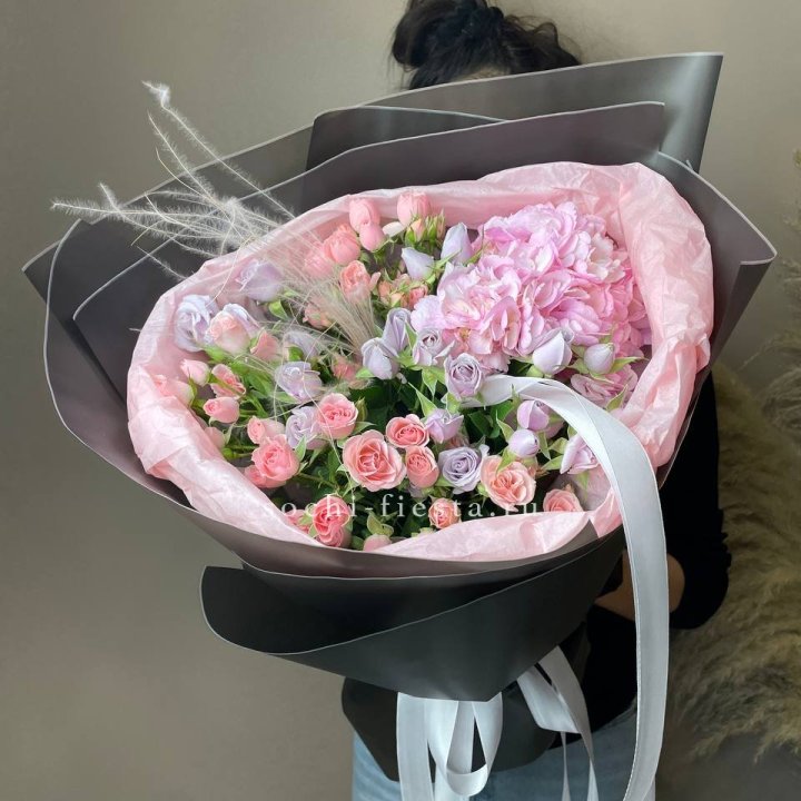  Букет гортензии и роз "Саперави" в Москве