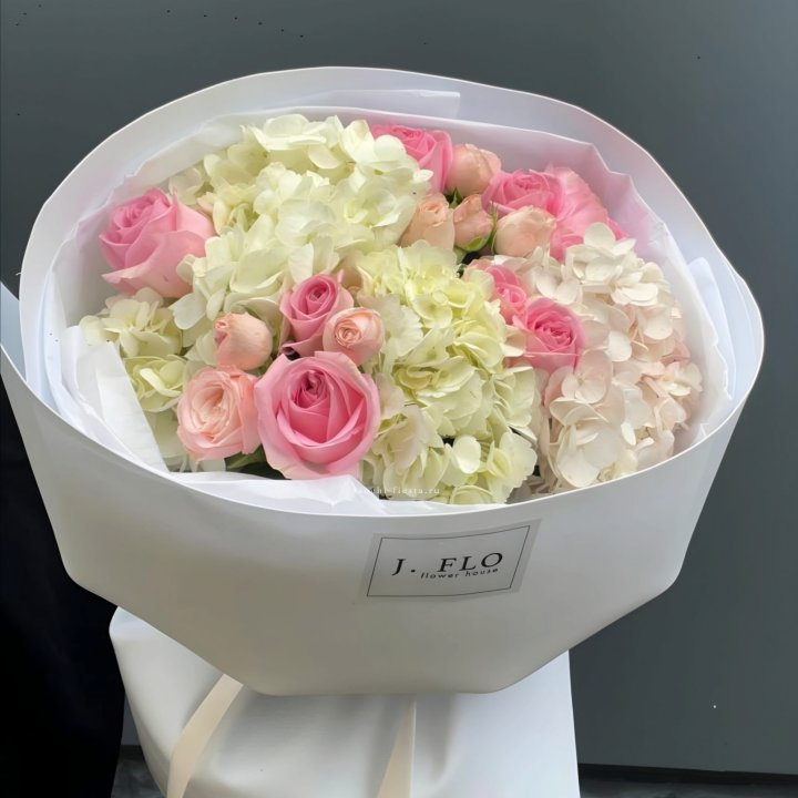  Букет гортензии и роз  "Тиамо" в Москве