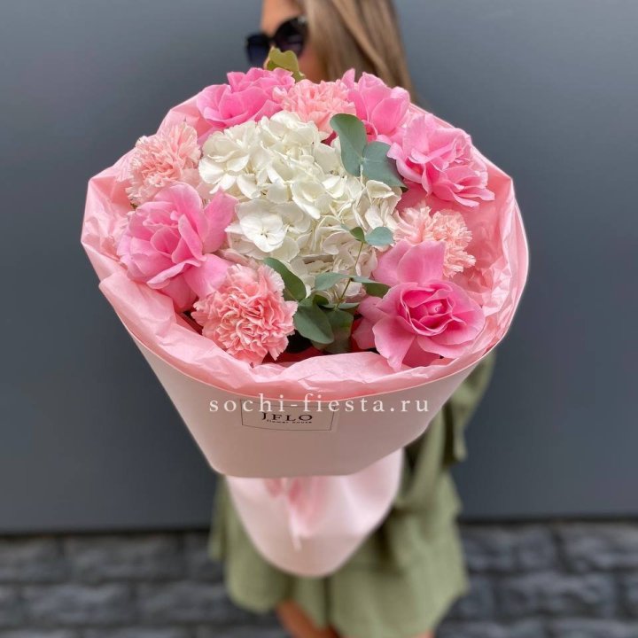  Букет роз и гортензии "Навола" в Москве
