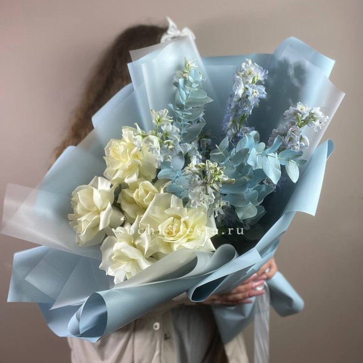 Букет из белых французских роз и дельфиниума в Москве