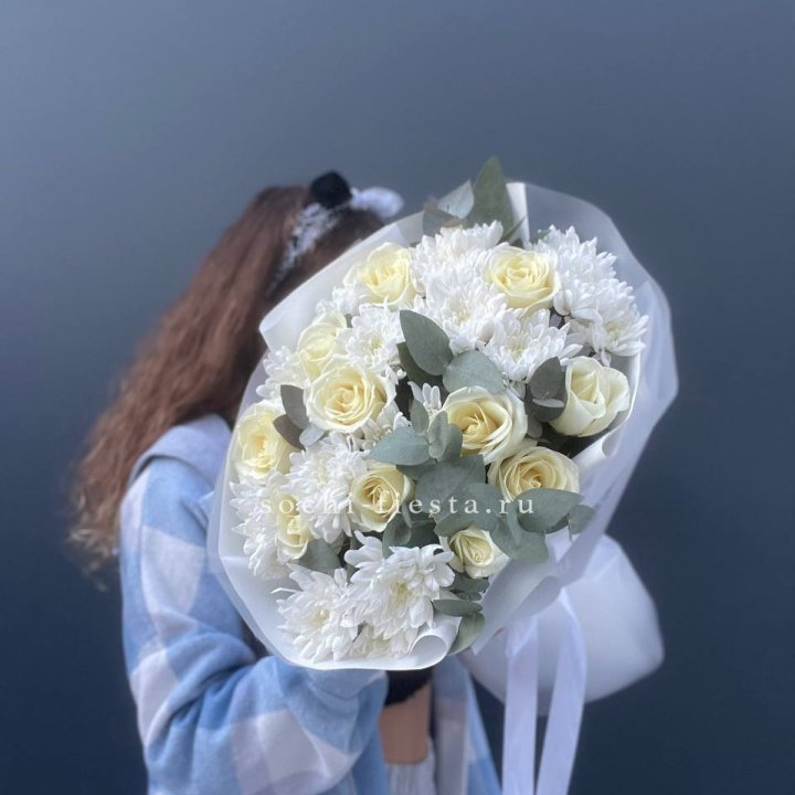  Букет белых роз с хризантемой  в Москве