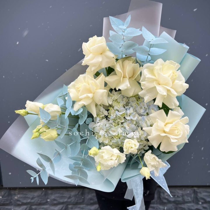 Букет с гортензией и белыми французскими розами в Москве