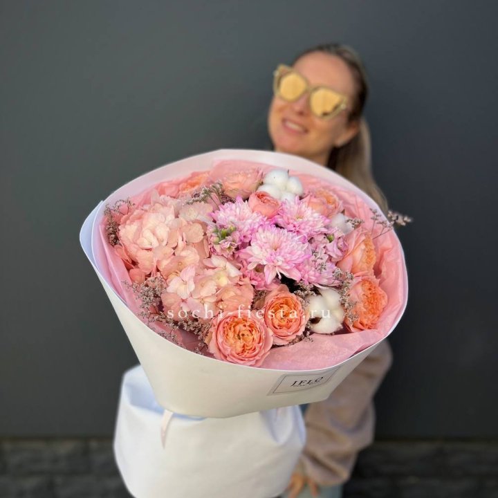 Букет гортензии и кустовых роз  в Москве