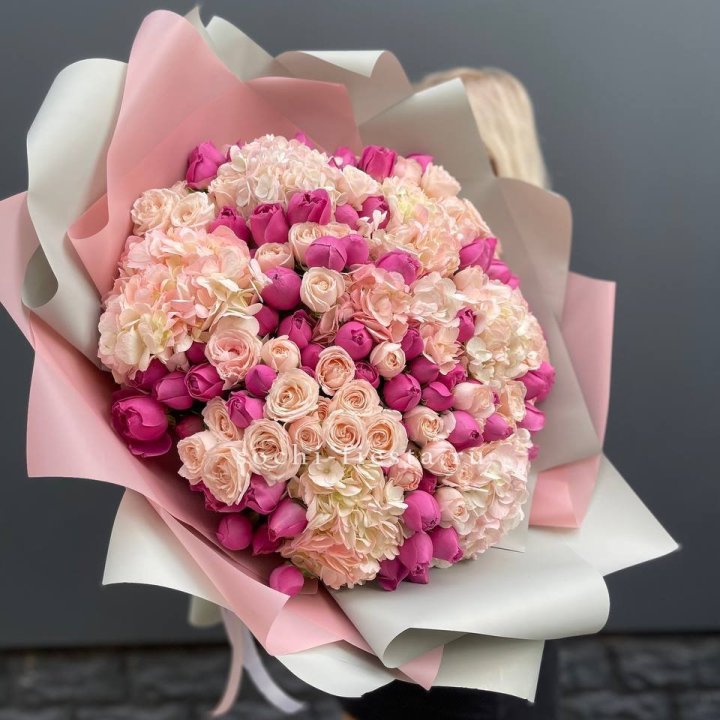 Букет кустовые розы и гортензия в Москве