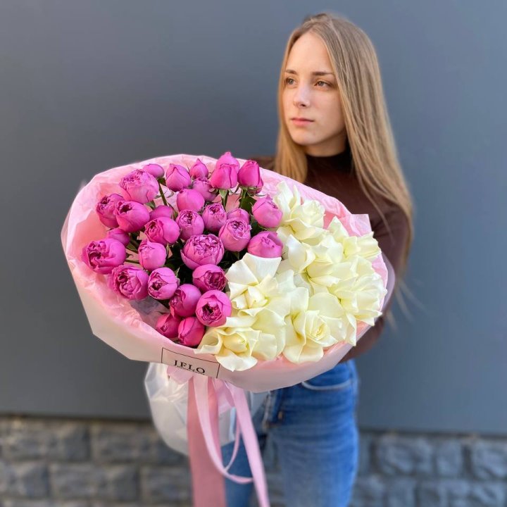 Дуо белых и кустовых роз в Москве