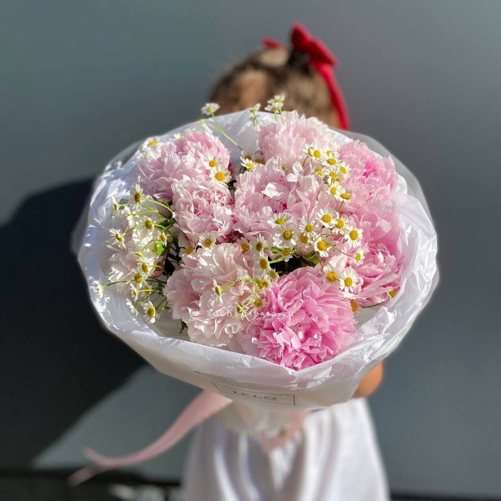 Пионы с ромашками в Москве