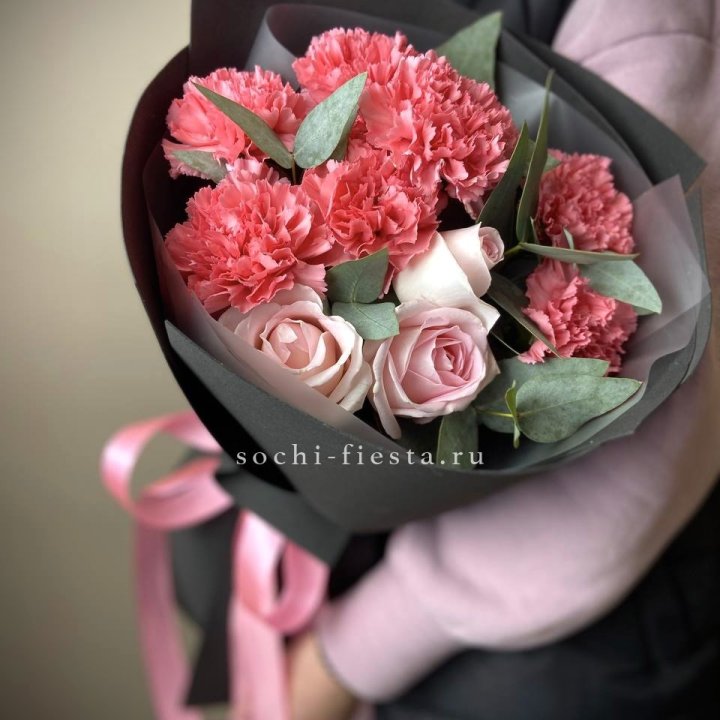 Букет из роз и диантусов "Пенелопа" в Москве