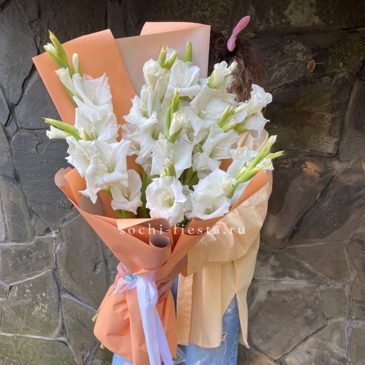 Букет белых гладиолусов  в Москве