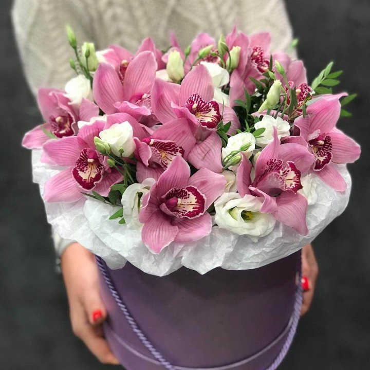 Орхидея и эустома в шляпной коробке в Москве