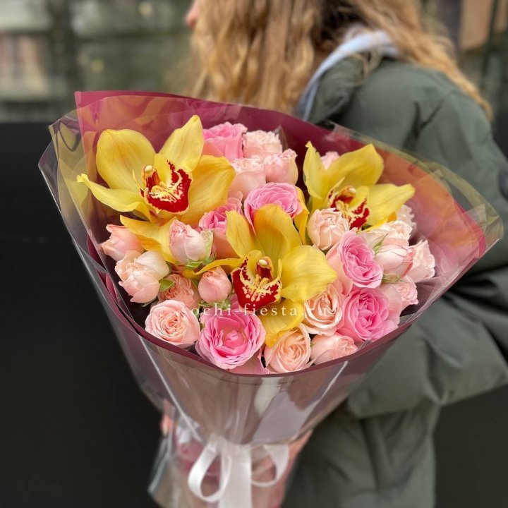  Букет орхидей и роз Есенья в Москве