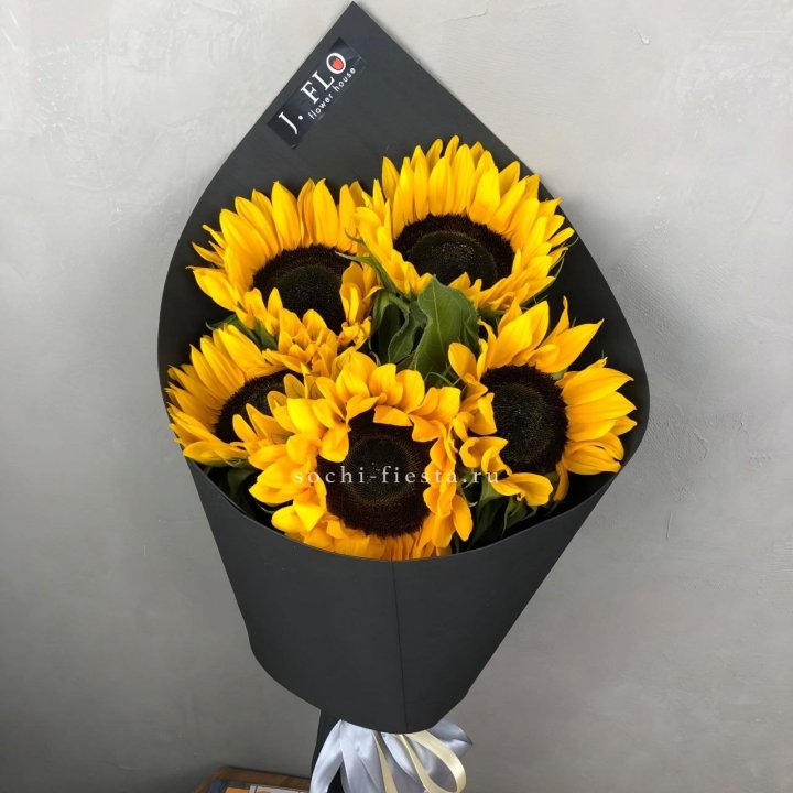 Букет из 5  подсолнухов в Москве