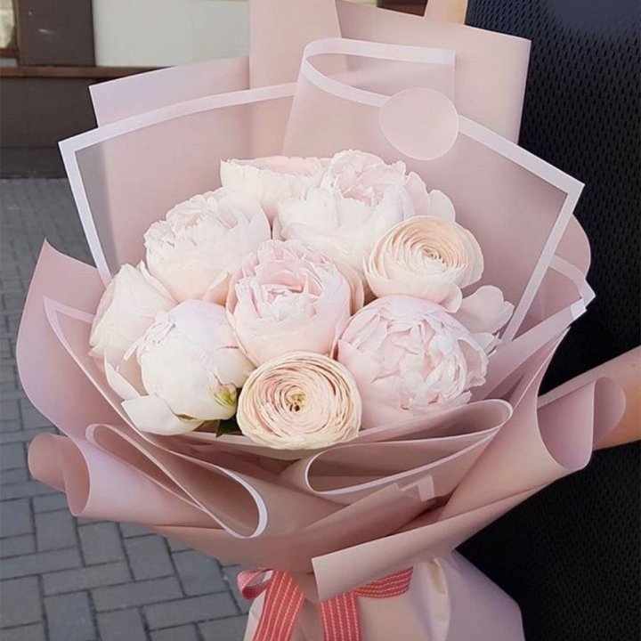 Пионы и ранункулюсы в Москве