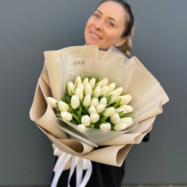 35 белых тюльпанов в Москве