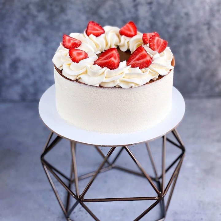 Торт "Клубника со сливками" в Москве